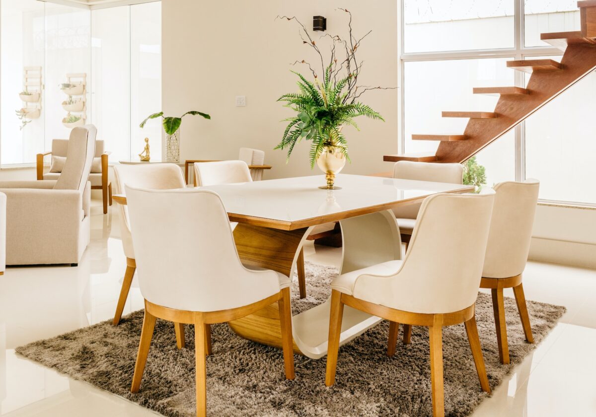 Stół i krzesła w salonie - jak wybrać idealne